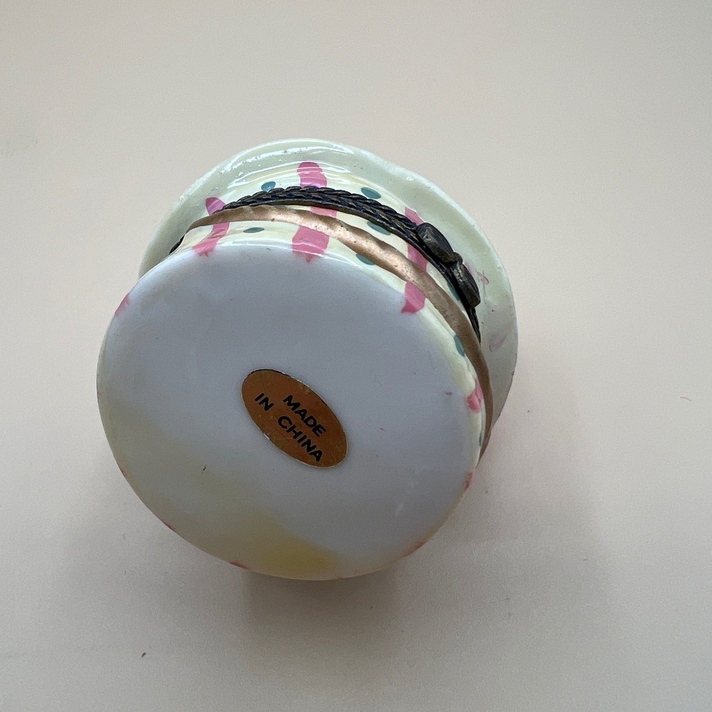Vintage Ceramic Hinged Trinket Box Victorian Hat with Plume and Mini Hat Inside - Picture 5 of 5